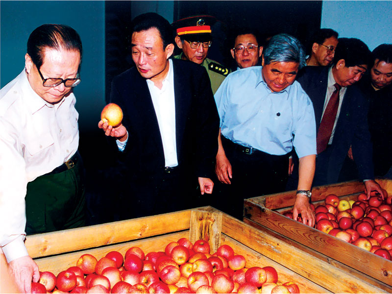 1999年6月16日，，，，国家向导人江泽民等视察lehu乐虎果业。。。。。。。。.jpg